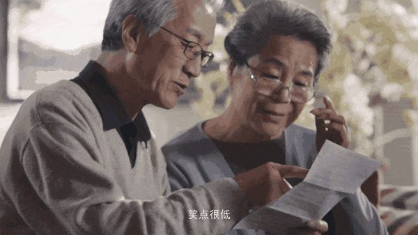 终于找到适合爸妈的老花眼镜了！不仅防蓝光还防紫外线<strong></p>
<p>防蓝光镜片
</strong>，又轻又好戴，清晰还时髦:防蓝光镜片
