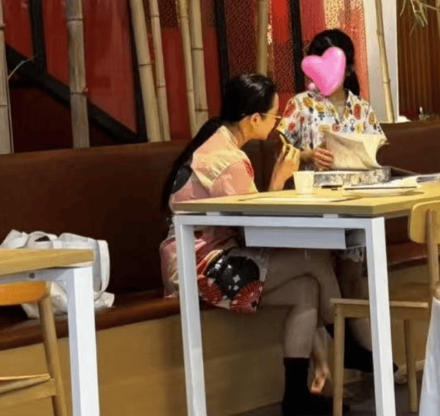 伊能静和女儿洗浴中心被拍<strong></p>
<p>老花镜
</strong>，57岁头发黑又密，戴老花镜都没大妈感:老花镜
