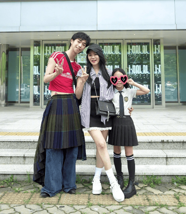 伊能静和女儿洗浴中心被拍<strong></p>
<p>老花镜
</strong>，57岁头发黑又密，戴老花镜都没大妈感:老花镜
