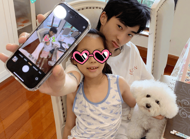 伊能静和女儿洗浴中心被拍<strong></p>
<p>老花镜
</strong>，57岁头发黑又密，戴老花镜都没大妈感:老花镜
