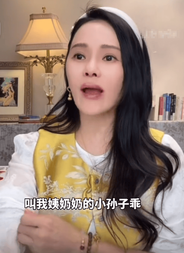 伊能静和女儿洗浴中心被拍<strong></p>
<p>老花镜
</strong>，57岁头发黑又密，戴老花镜都没大妈感:老花镜
