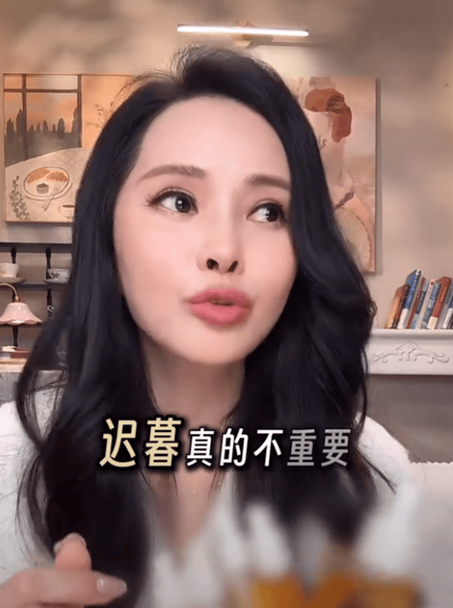 伊能静和女儿洗浴中心被拍<strong></p>
<p>老花镜
</strong>，57岁头发黑又密，戴老花镜都没大妈感:老花镜

