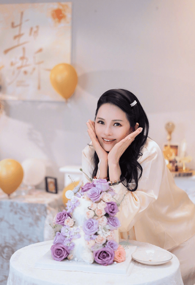 伊能静和女儿洗浴中心被拍<strong></p>
<p>老花镜
</strong>，57岁头发黑又密，戴老花镜都没大妈感:老花镜
