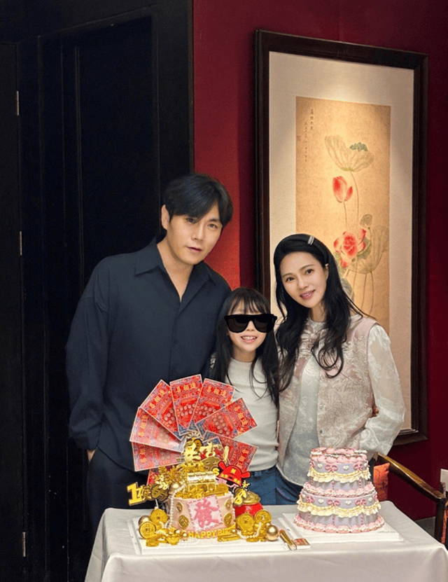 伊能静和女儿洗浴中心被拍<strong></p>
<p>老花镜
</strong>，57岁头发黑又密，戴老花镜都没大妈感:老花镜
