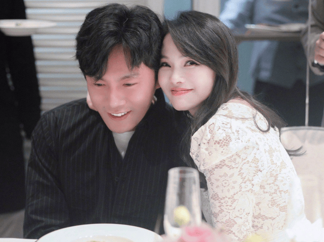 伊能静和女儿洗浴中心被拍<strong></p>
<p>老花镜
</strong>，57岁头发黑又密，戴老花镜都没大妈感:老花镜
