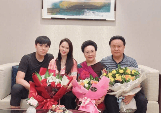 伊能静和女儿洗浴中心被拍<strong></p>
<p>老花镜
</strong>，57岁头发黑又密，戴老花镜都没大妈感:老花镜
