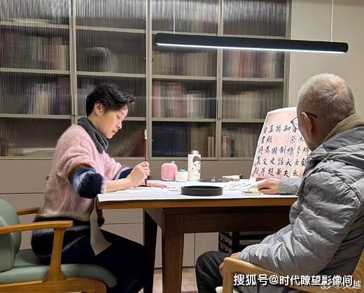 吴越首戴老花镜演《180 天重启计划》<strong></p>
<p>老花镜
</strong>，演技爆棚引热议:老花镜
