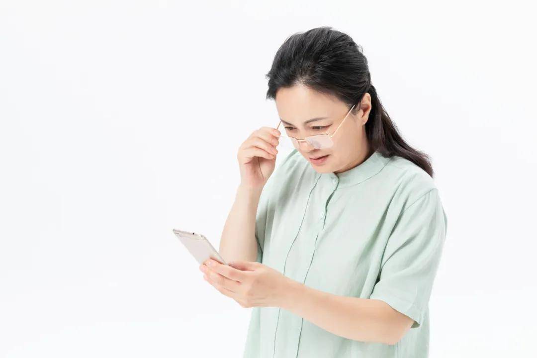 常用这4招<strong></p>
<p>老花镜
</strong>，通肝经，养肝血，强视力，看字不用老花镜！:老花镜
