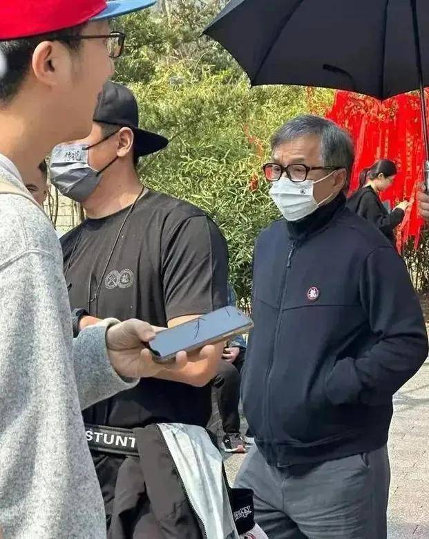 71岁成龙偶遇四川买房<strong></p>
<p>老花镜
</strong>，厚底鞋+老花镜，真的老了吗？:老花镜
