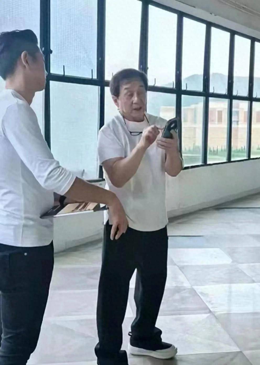 71岁成龙偶遇四川买房<strong></p>
<p>老花镜
</strong>，厚底鞋+老花镜，真的老了吗？:老花镜
