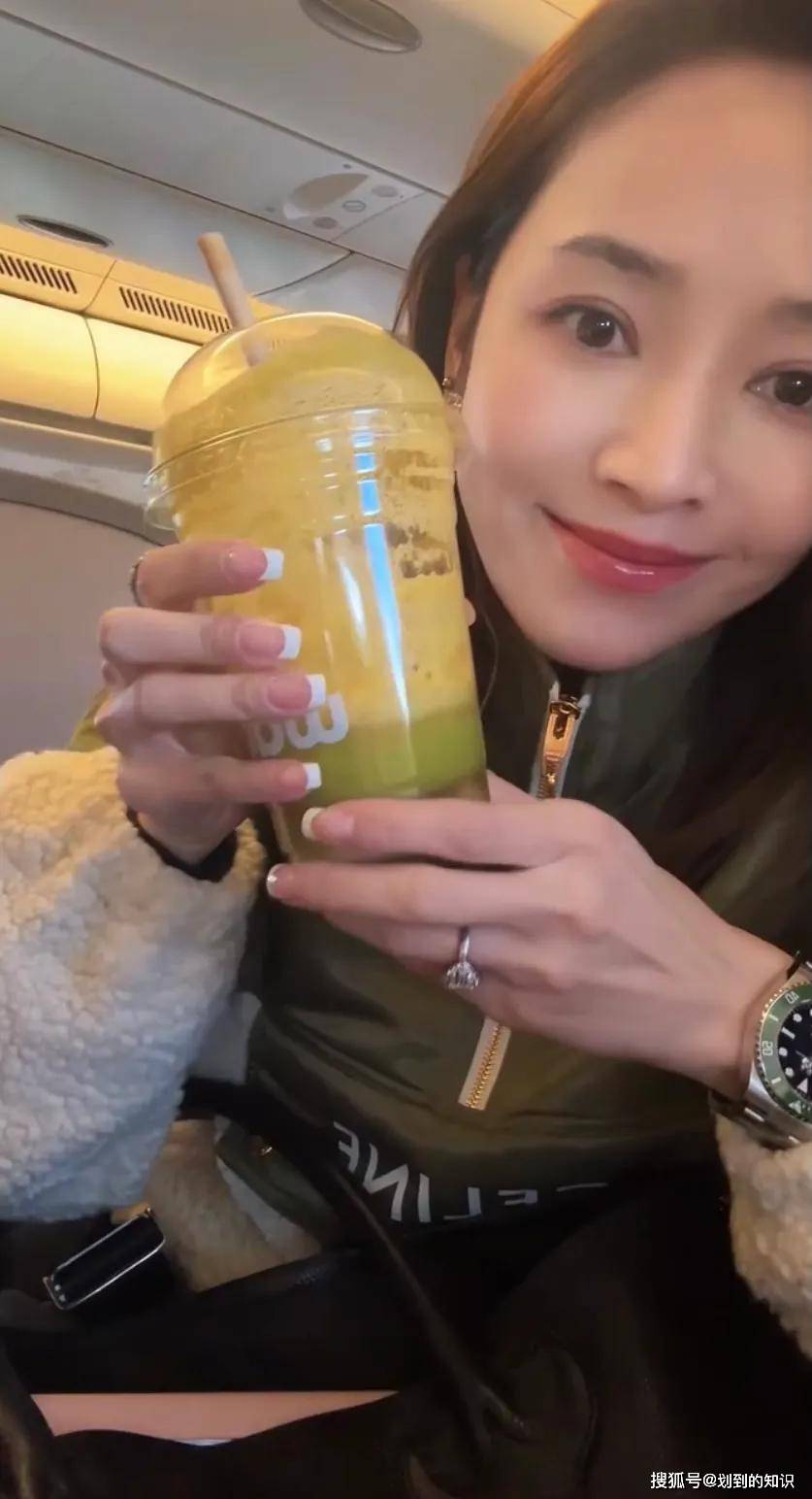 侯佩岑翻包<strong></p>
<p>老花镜
</strong>，她戴平价老花镜，用大屏ipad看弹幕，她性格很可爱:老花镜
