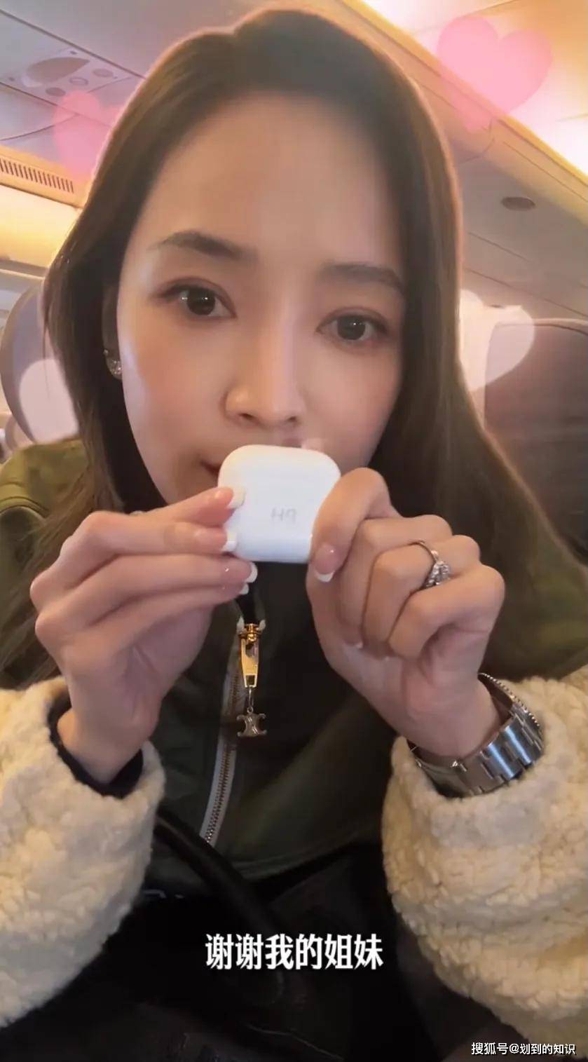 侯佩岑翻包<strong></p>
<p>老花镜
</strong>，她戴平价老花镜，用大屏ipad看弹幕，她性格很可爱:老花镜
