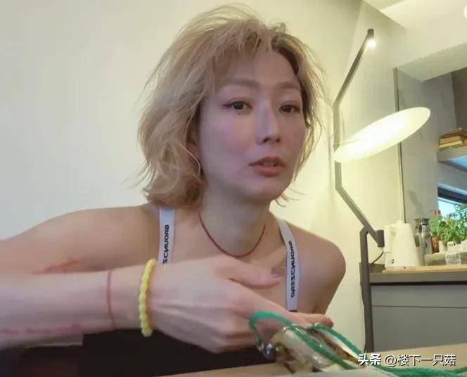 52岁郑秀文自曝戴老花镜 齐刘海亚麻短发俏皮 打扮潮流 素颜似少女:老花镜
