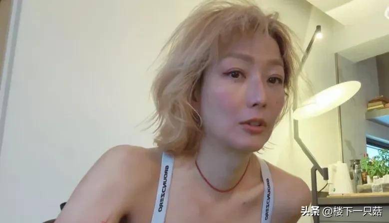 52岁郑秀文自曝戴老花镜 齐刘海亚麻短发俏皮 打扮潮流 素颜似少女:老花镜
