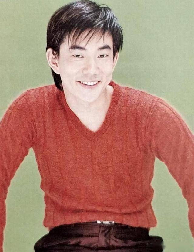 任贤齐南京吃路边摊，穿骑行装戴老花镜，耍帅骑摩托却被开罚单:老花镜