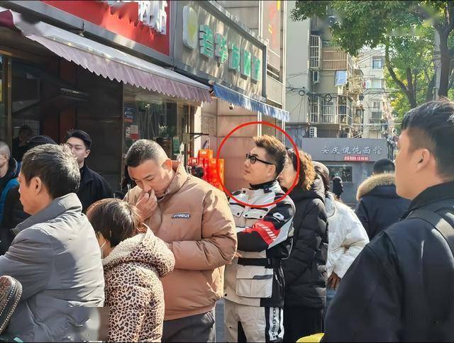 任贤齐南京吃路边摊<strong></p>
<p>老花镜
</strong>，穿骑行装戴老花镜，耍帅骑摩托却被开罚单:老花镜
