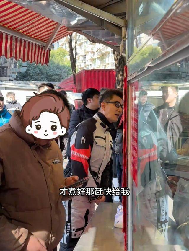 任贤齐南京吃路边摊<strong></p>
<p>老花镜
</strong>，穿骑行装戴老花镜，耍帅骑摩托却被开罚单:老花镜
