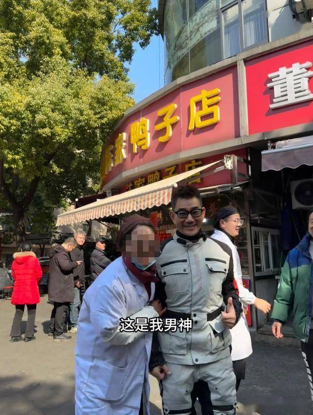 任贤齐南京吃路边摊<strong></p>
<p>老花镜
</strong>，穿骑行装戴老花镜，耍帅骑摩托却被开罚单:老花镜
