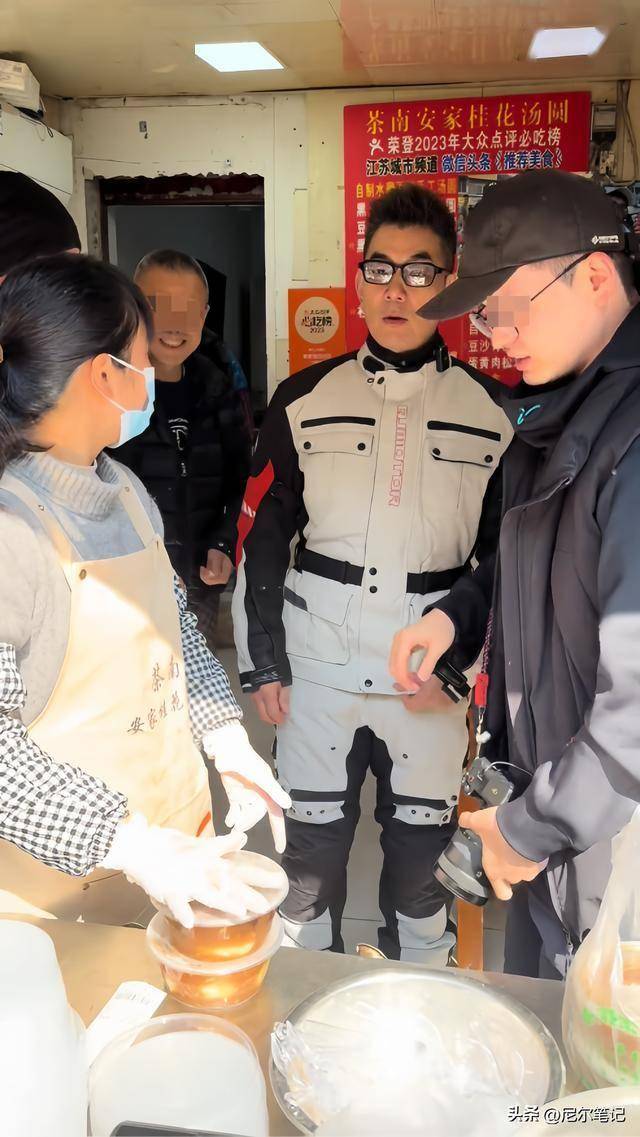 任贤齐南京吃路边摊<strong></p>
<p>老花镜
</strong>，穿骑行装戴老花镜，耍帅骑摩托却被开罚单:老花镜
