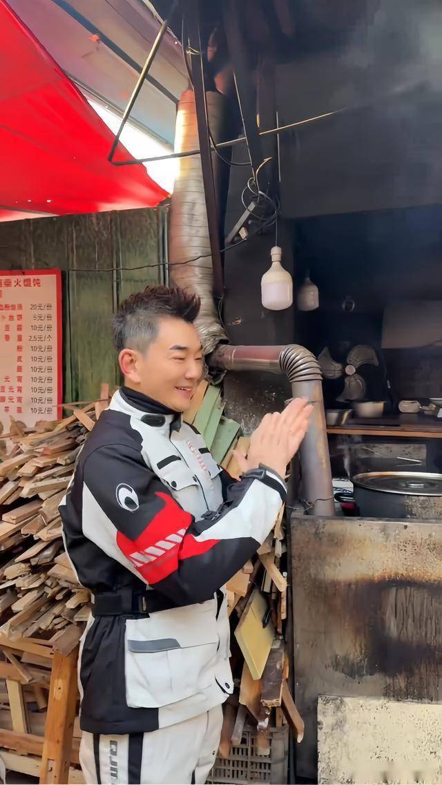任贤齐南京吃路边摊<strong></p>
<p>老花镜
</strong>，穿骑行装戴老花镜，耍帅骑摩托却被开罚单:老花镜
