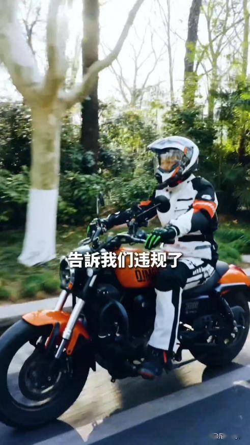 任贤齐南京吃路边摊<strong></p>
<p>老花镜
</strong>，穿骑行装戴老花镜，耍帅骑摩托却被开罚单:老花镜

