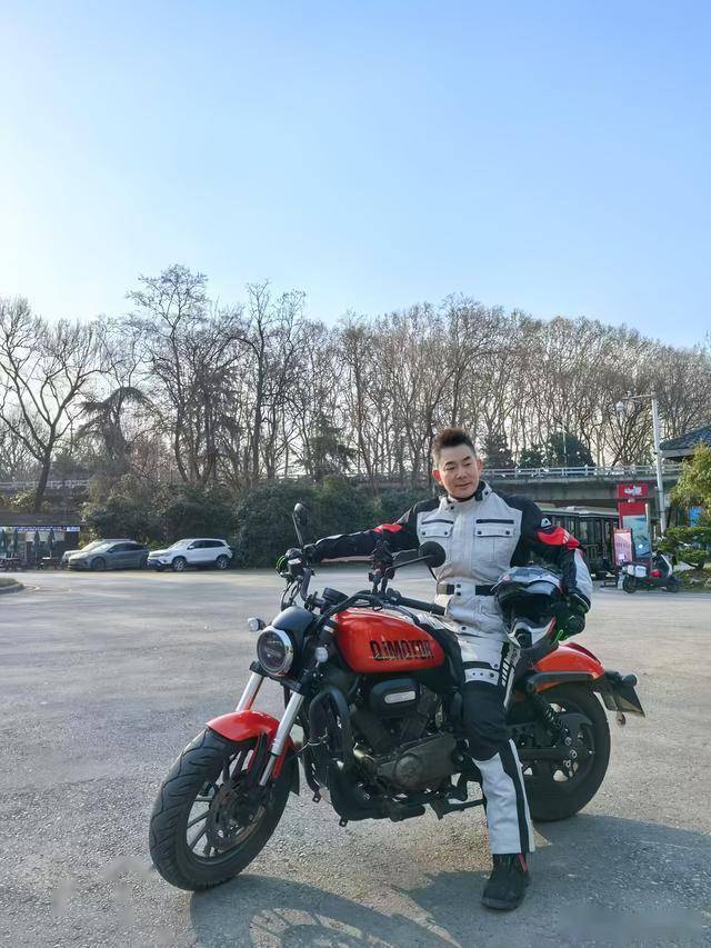 任贤齐南京吃路边摊<strong></p>
<p>老花镜
</strong>，穿骑行装戴老花镜，耍帅骑摩托却被开罚单:老花镜
