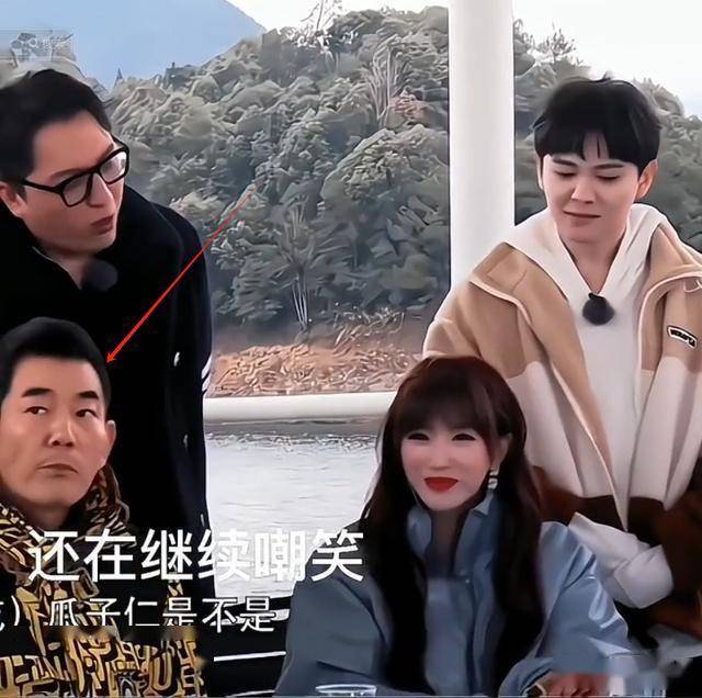 任贤齐南京吃路边摊<strong></p>
<p>老花镜
</strong>，穿骑行装戴老花镜，耍帅骑摩托却被开罚单:老花镜
