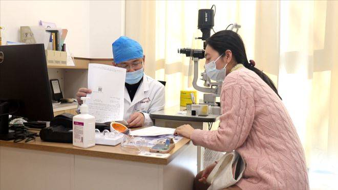 电视台主持人ICL手术摘镜<strong></p>
<p>近视镜</strong>，告别千度近视！:近视镜