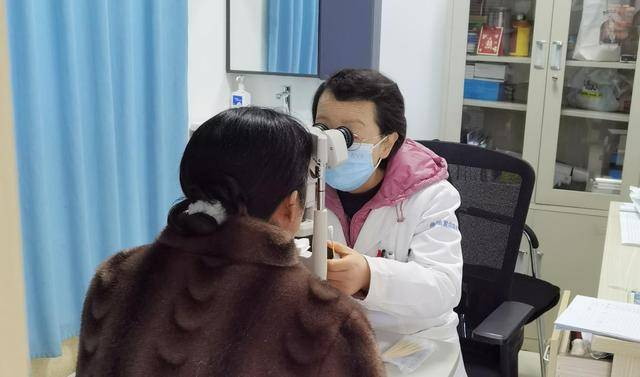双眼相差900度<strong></p>
<p>近视镜</strong>！48岁超高度近视成功摘镜:近视镜