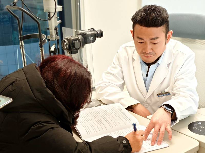 超高度近视的她成功“摘镜” 顿时感觉眼前换<strong></p>
<p>近视镜</strong>了世界:近视镜