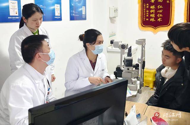 爱尔眼科近视博士专家团来曲靖巡诊啦！在家门口畅享专业摘镜服务:近视镜