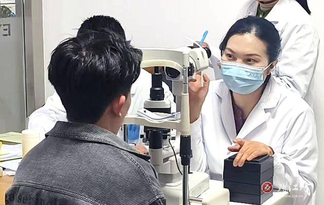 爱尔眼科近视手术博士专家团来曲靖巡诊啦<strong></p>
<p>近视镜</strong>！在家门口畅享专业摘镜服务:近视镜