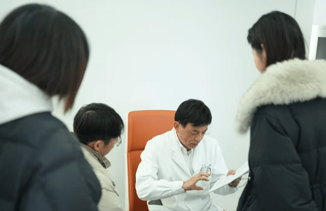 近视族看过来！南京华厦眼科黑科技摘镜<strong></p>
<p>近视镜</strong>，近视党原地逆袭！:近视镜