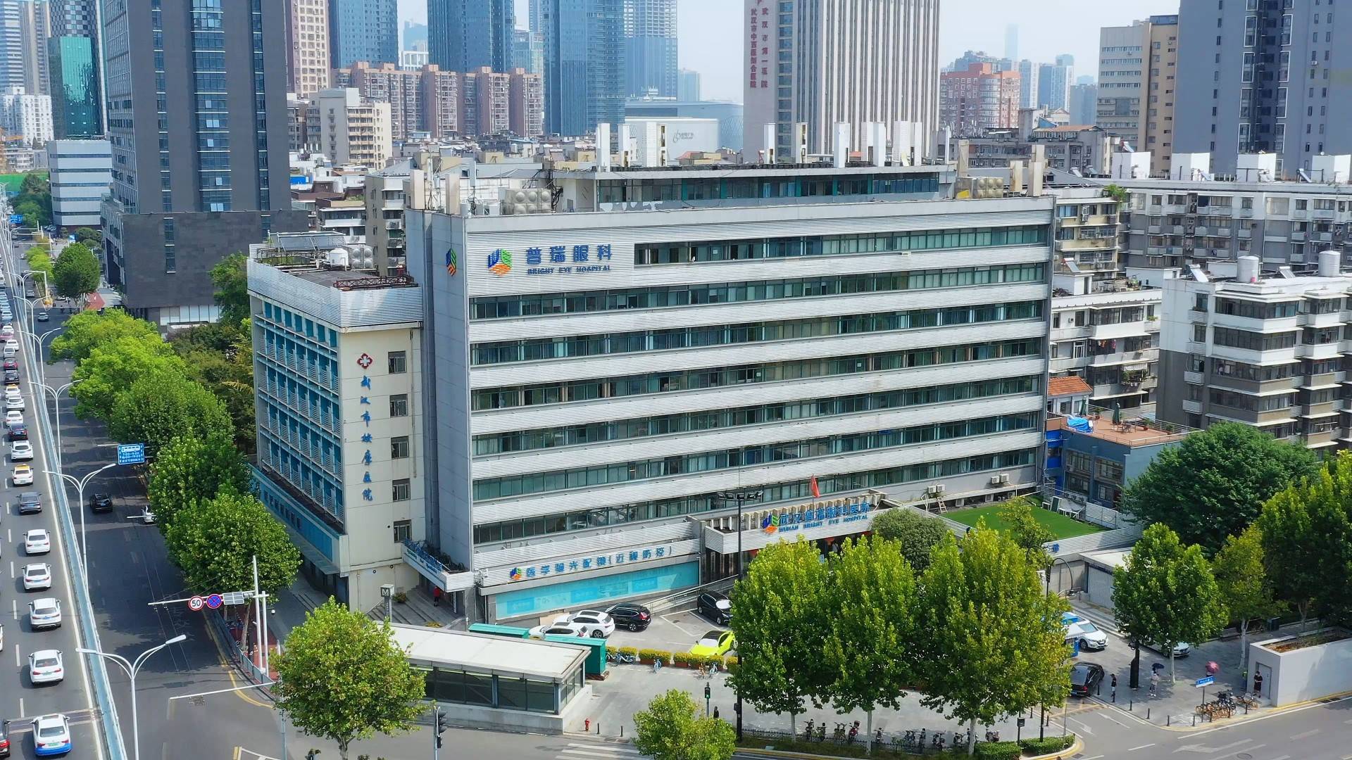 安心摘镜我有谱 考公近视可以报考吗<strong></p>
<p>近视镜</strong>？关念推荐可视化近视:近视镜