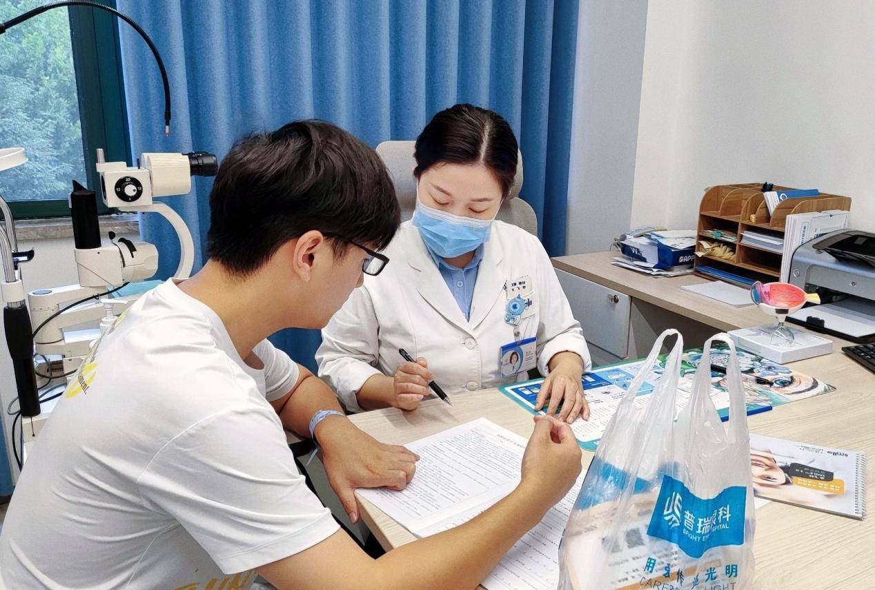 安心摘镜我有谱｜关念送你五一摘镜攻略：可视化近视手术怎么选<strong></p>
<p>近视镜</strong>？:近视镜