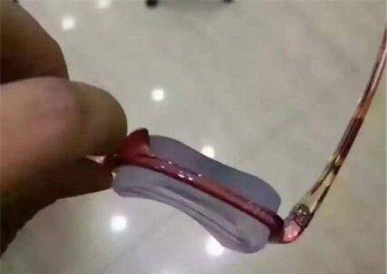 中国近视度数最高的三个人：眼睛近视到这个程度<strong></p>
<p>近视镜</strong>，戴放大镜也没用:近视镜