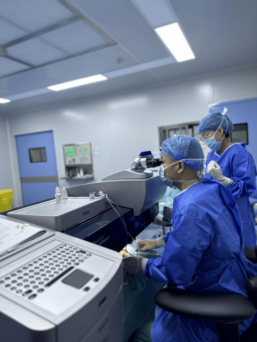 重庆爱成眼科摘镜攻略：500度近视男生重获清晰视界<strong></p>
<p>近视镜</strong>！:近视镜