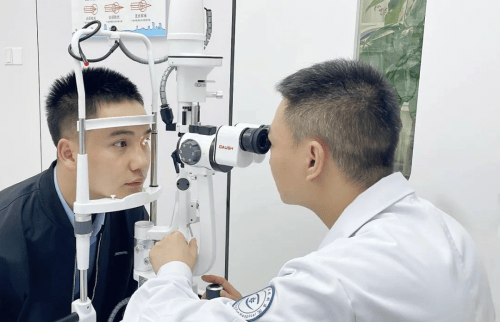 重庆爱成眼科摘镜攻略：500度近视男生重获清晰视界<strong></p>
<p>近视镜</strong>！:近视镜
